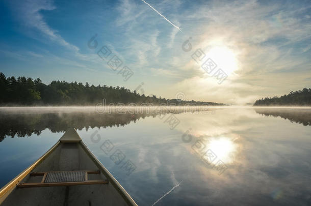 在一个朦胧的夏天早晨，在科里湖上划独木舟。