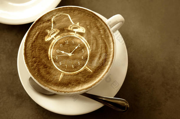 咖啡与时钟的形式重叠的图像和光线