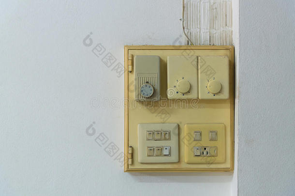 关闭旧插座，墙上的插座