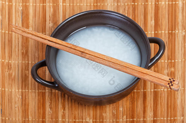 一碗米饭粥或软煮米饭