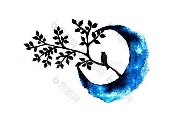 鸟坐在一根有半个月亮的树枝上