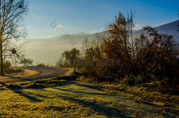 秋天的风景，道路通向群山，蓝山在雾中的背景。