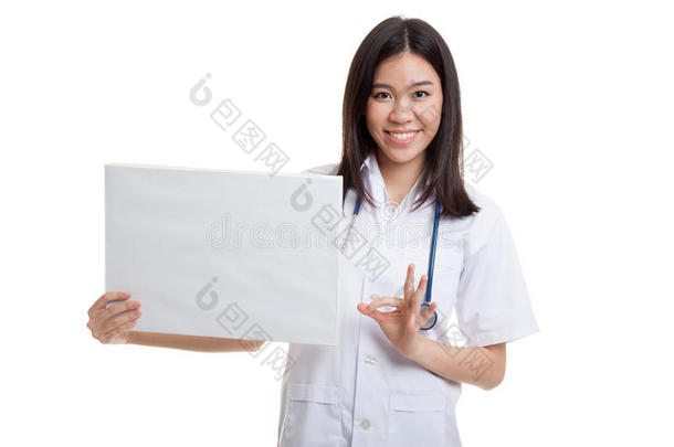 亚洲女医生用空白标志显示OK标志。
