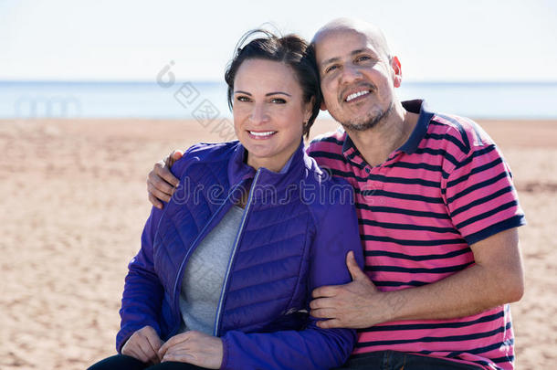 一对夫妇很高兴地拥抱对方，享受海滩