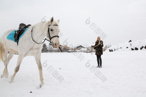 冬天女孩在<strong>村子</strong>里训练马