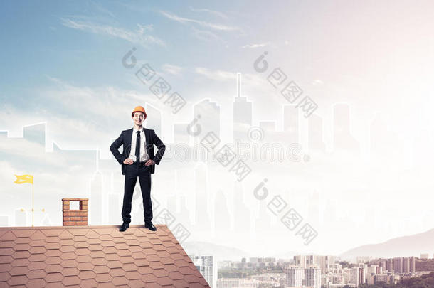 工程师站在屋顶上<strong>看</strong>着<strong>远方</strong>。 混合媒体