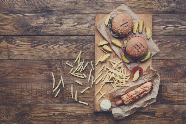 快餐顶部的木材视图。 汉堡包，热狗和薯条