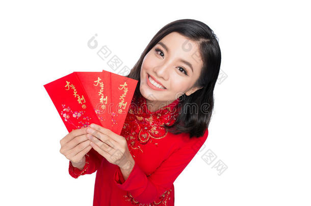 漂亮的亚洲女人拿着<strong>红色</strong>的零用钱。 假日。 农历新年。 文字意味着幸福和幸运