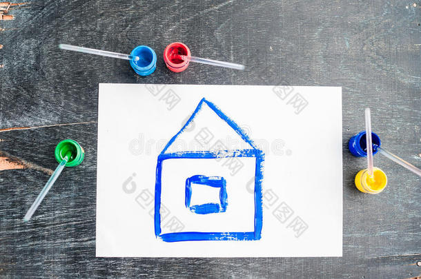 儿童画用彩色油漆画的房子。住宅概念