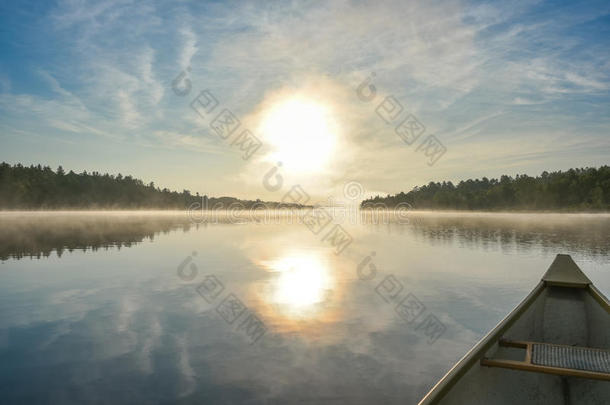在一个朦胧的夏天早晨，在科里湖上划独木舟。