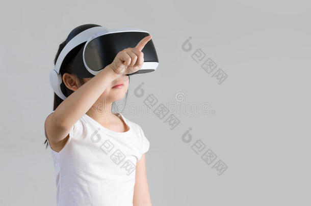孩子与<strong>虚拟</strong>现实，VR，耳机工作室拍摄隔离在白色<strong>背景</strong>。 孩子用VR探索数字<strong>虚拟</strong>世界
