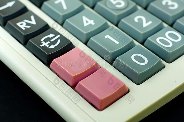 财务计算器专注于粉红色的空白按钮