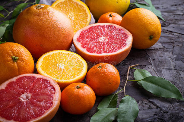 解剖新鲜水果。 橘子，柚子和橘子