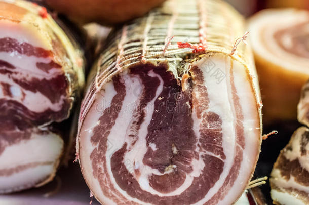 法国特色猪肉熟食和培根在屠夫叫文崔克