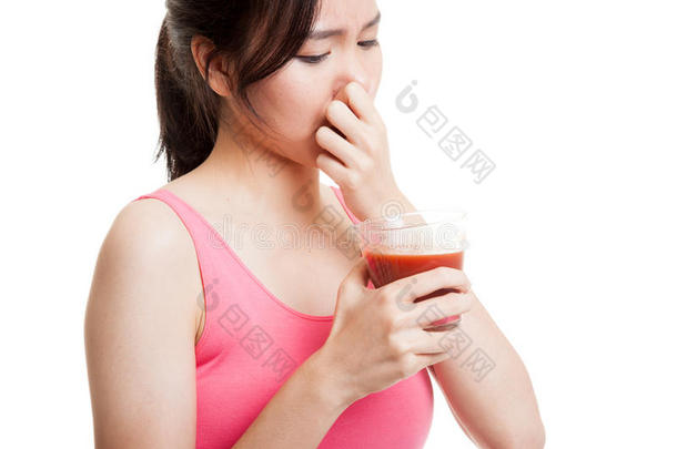 美丽健康的亚洲女孩讨厌西红柿汁。