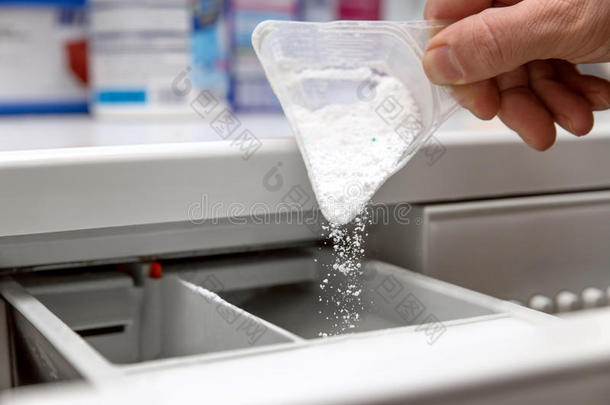 关门，在洗衣机里手工填充洗涤剂