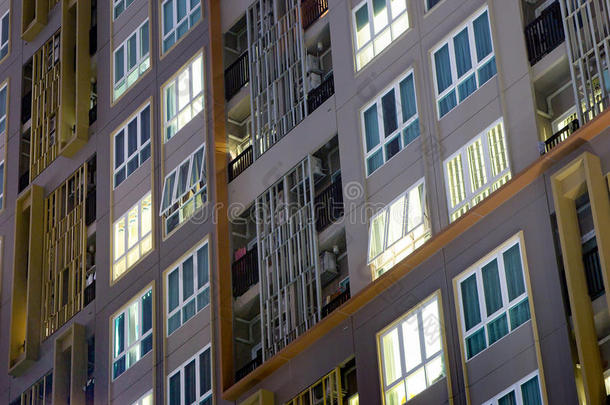 公寓楼在<strong>城市</strong>的<strong>综合体</strong>，公寓和柔和的光线从窗户发光，居住者在良好的规划