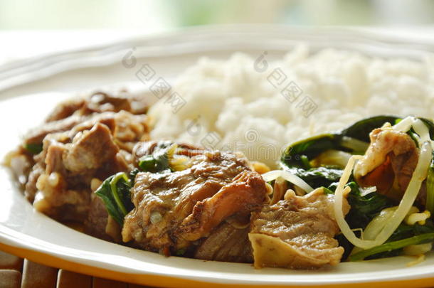 红烧肉豆芽炖米饭