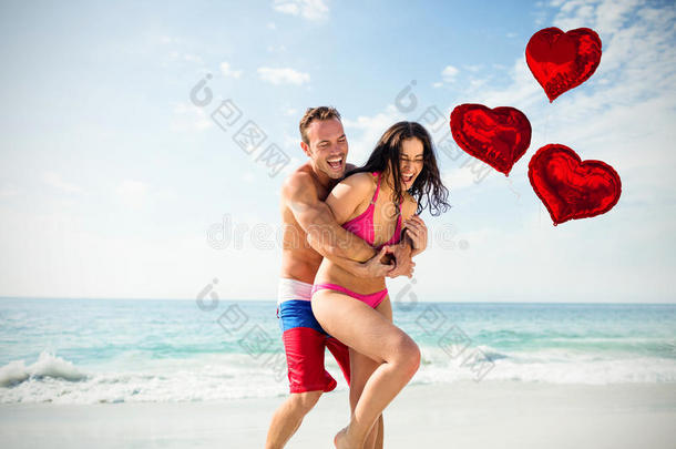 沙滩上情侣和爱心气球的三维复合图像