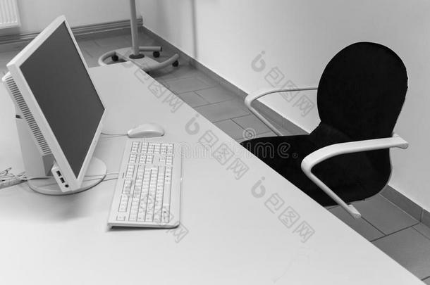 桌子有椅子，电脑显示器和键盘