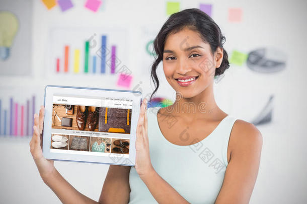 快乐女商人在创意办公室展示数字平板电脑的复合形象
