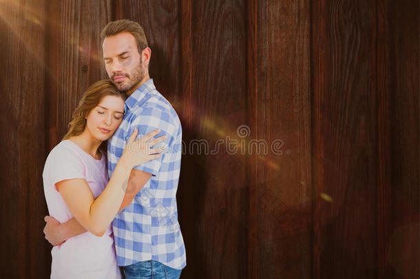 幸福的年轻夫妇互相拥抱的复合形象