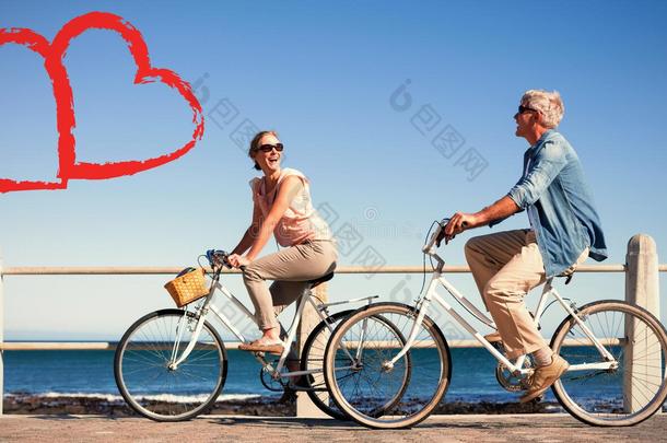 一对快乐的休闲情侣在码头上骑自行车的合成图