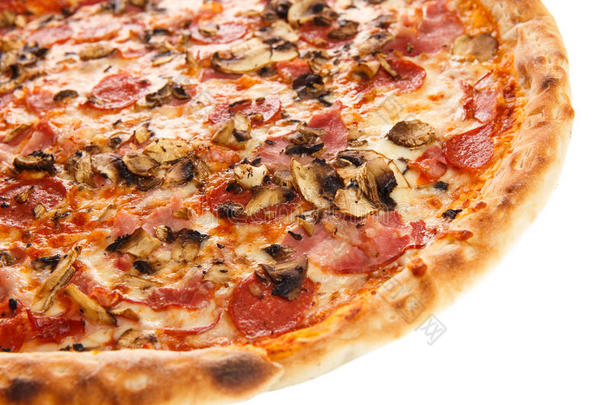 美味的经典意大利比萨饼，配火腿，香肠，西红柿，蘑菇和奶酪