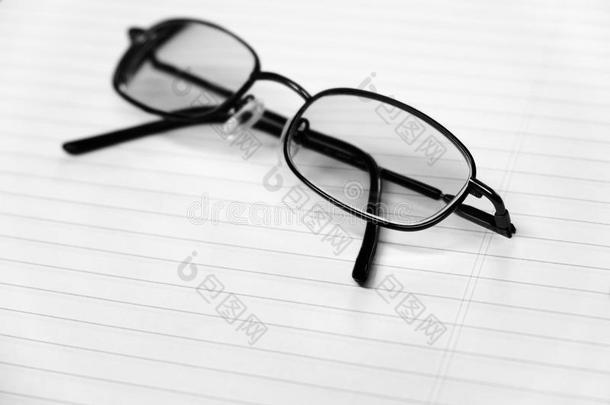 用于商务或学习的笔记本上的眼镜
