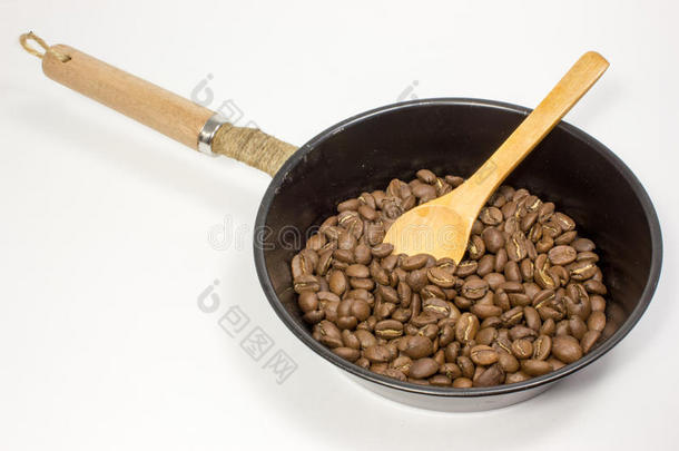 咖啡豆，勺子和煎锅