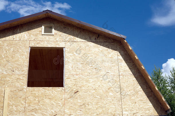 阳光明媚的夏日乡村房屋建设