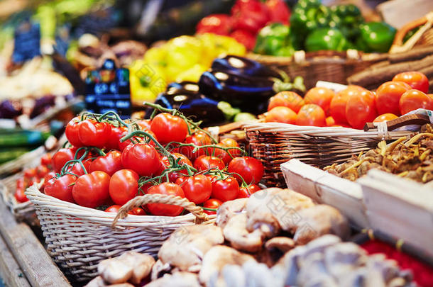 市场<strong>上新</strong>鲜健康的生物<strong>水果</strong>和蔬菜