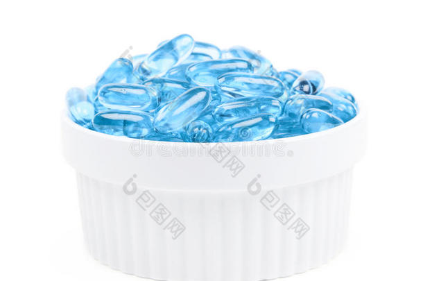 装满蓝色软胶丸的碗