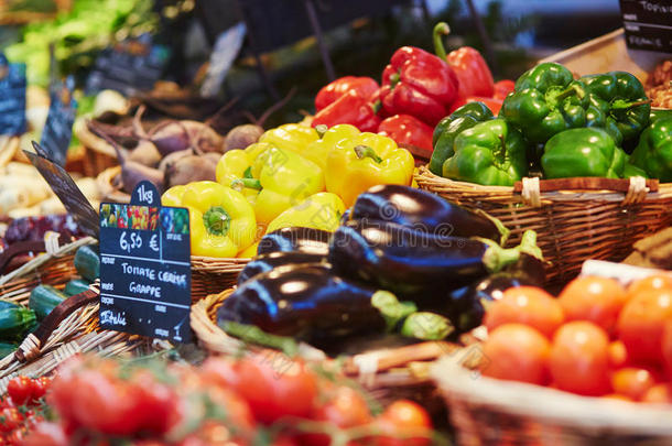 市场上新鲜健康的生物水果和蔬菜