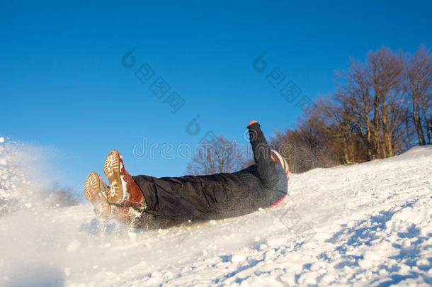 女孩摔倒在雪地上