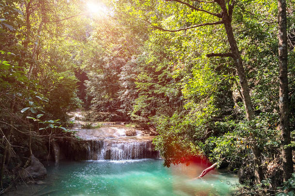 泰国坎查纳布里的埃拉万瀑布。 瀑布的景观，撞击大石头在清澈的自然水在丛林中