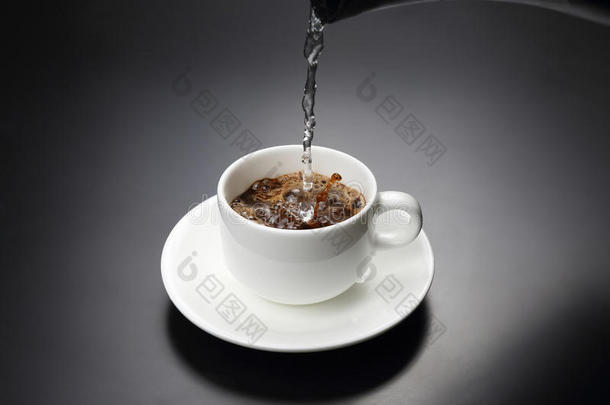 开水用黑咖啡倒进白色杯子里