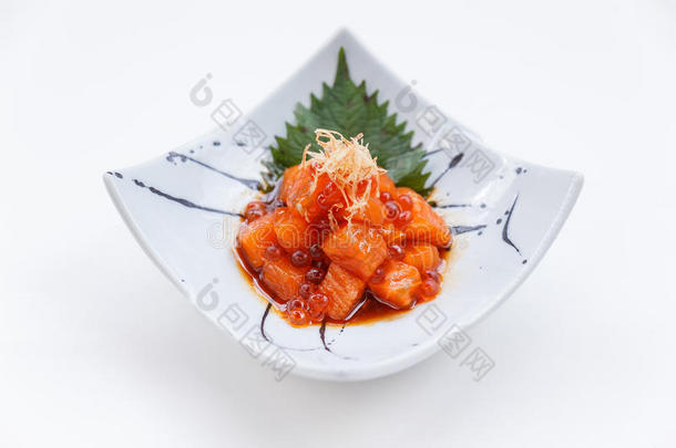 切丁生三文鱼沙拉与Ikura三文鱼ROE顶部与Katsuobushi提供在日本墨水油漆CEREMIC盘子