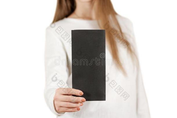 女孩展示空白的黑色传单小册子。 分发传单