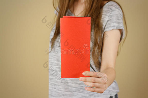 女孩展示空白的红色传单<strong>小</strong>册子。 <strong>小</strong>册子介绍。 <strong>小</strong>册子牵着手。 女人显示<strong>清晰</strong>的偏移纸。 床单