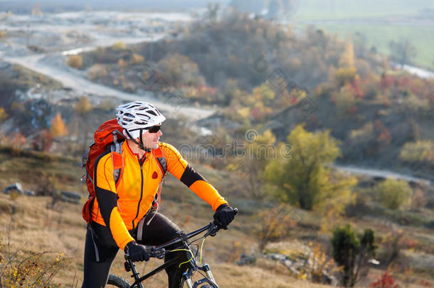 骑自行车的人带着红色的背包骑<strong>单车</strong>