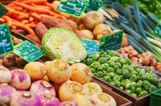 市场上新鲜健康的生物水果和蔬菜