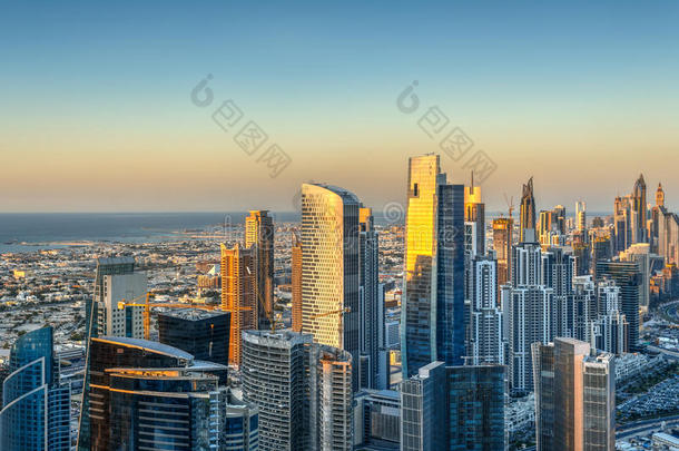 美丽的现代城市装饰在日落。 阿联酋迪拜的空中天际线。