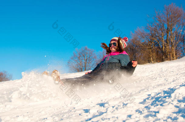 女孩摔倒在雪地上