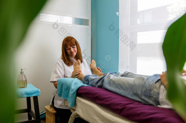 女治疗师治疗病人的脚