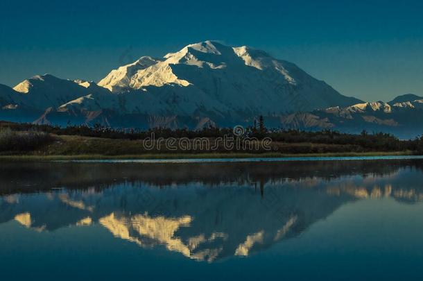 2016年8月28日-德纳利山在奇迹湖，以前被称为麦金利山，<strong>北美</strong>最高的山峰，在