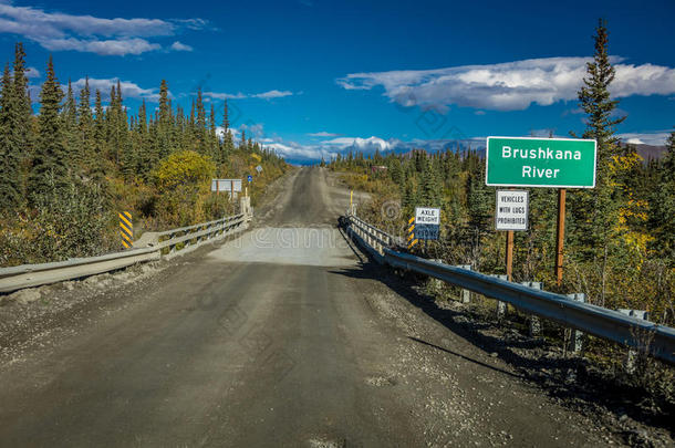 2016年8月27日-brushnaka河大桥提供阿拉斯加山脉的景观-denali高速公路，8号公路，阿拉斯加