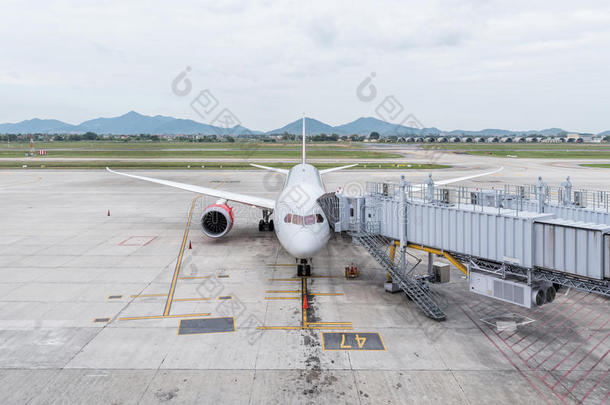 机场航站楼登机口的飞机供登机乘客使用