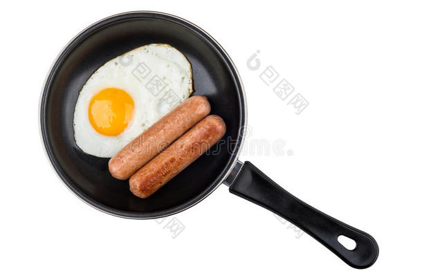 煎鸡蛋和香肠在煎锅中分离在白色上