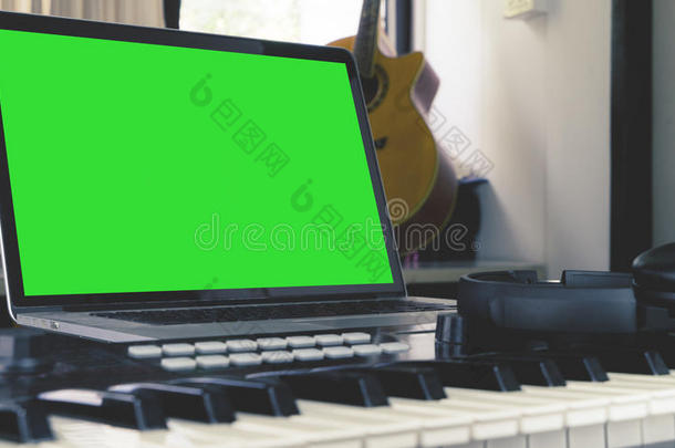 带有空白计算机屏幕的计算机<strong>音乐站</strong>